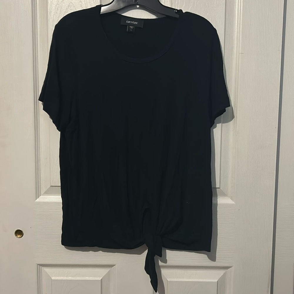 Dark navy blue t shirt.